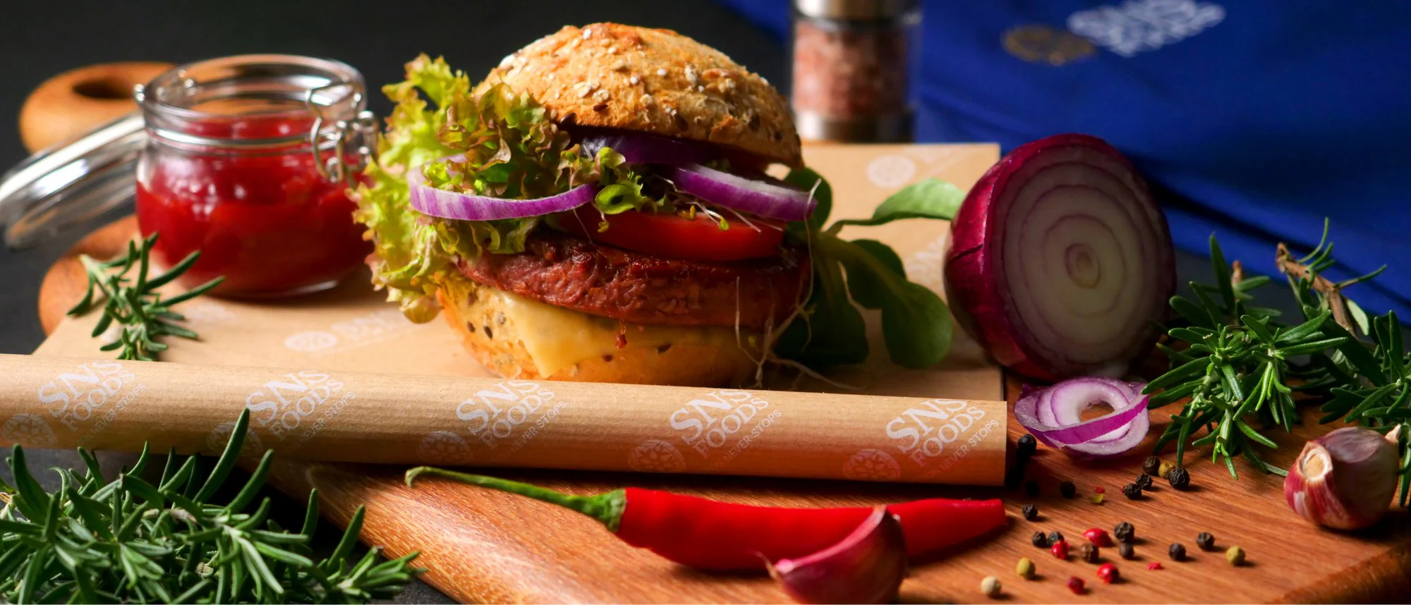 SNS Foods — sesja produktowa, burger na bazie wyrobów marki